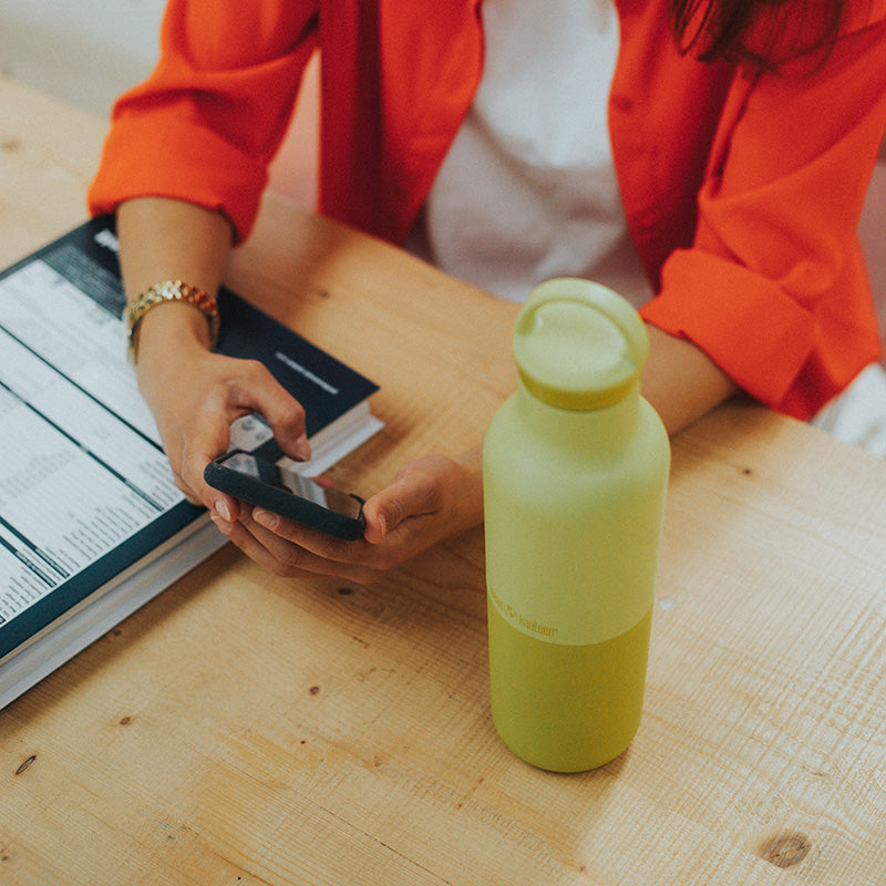20oz-rise-classic-with-arch-loop-cap-h2 20oz_rise_classic_insulated_bottle_acacia_worker_phone_square.jpg